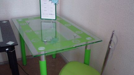 Кухонные столы и стулья из стали и стекла