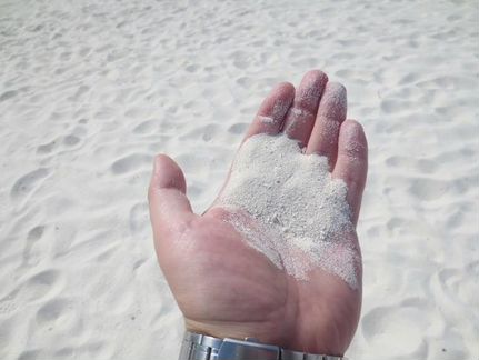 Белый песок и белый цемент