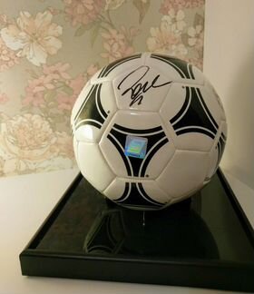 Футбольный мяч с автографом Роберто Карлоса