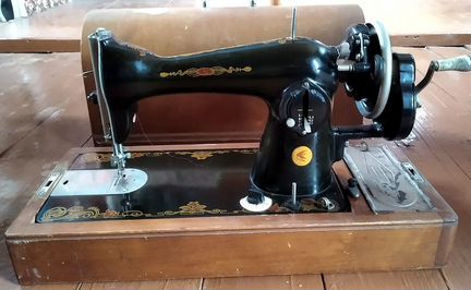 Ручная швейная машинка с чехлом 