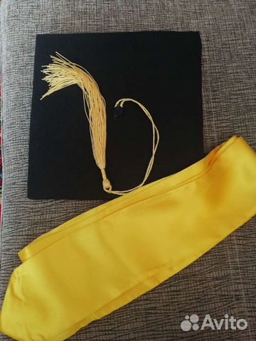 Квадратная академическая шапочка и лента