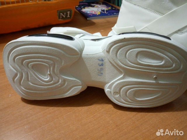 Новые белые кроссовки