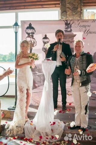 Элегантное платье короткое с кружевным шлейфом Элегантное платье короткое с кружевным шлейфом