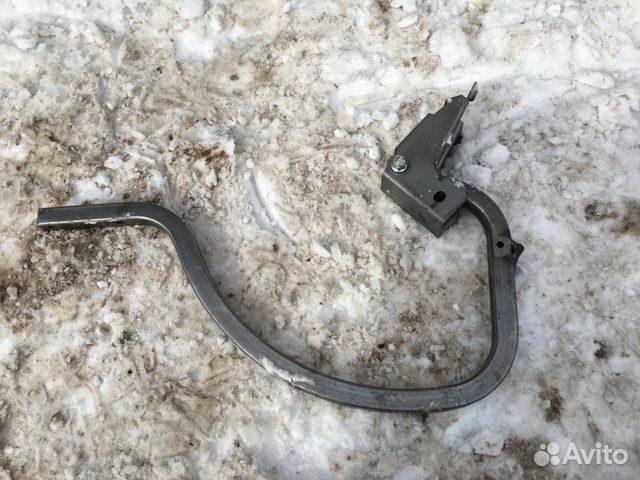 Петля крышки багажника левая VW Skoda