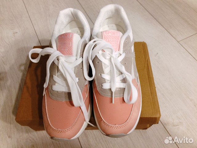 Стильные женские кроссовки