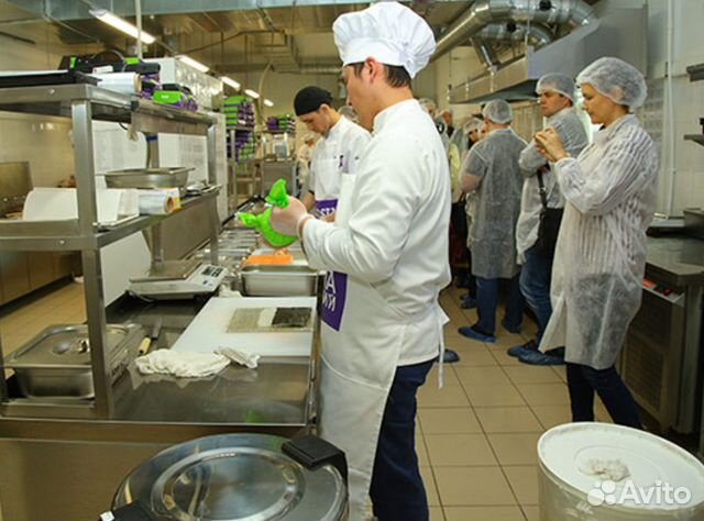 Мойщик посуды. уборщица. кухонная рабочая. персона