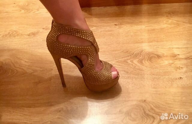 Босоножки в стразах