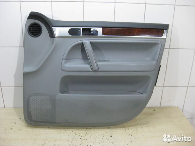 Обшивка передняя правая 7L6867012AE VW Touareg 200 Обшивка передняя правая 7L6867012AE VW Touareg 200
