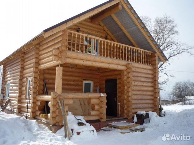 Сруб дома из рубленного бревна. Зимний лес