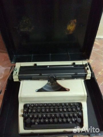 Пишущая машинка СССР в пластиковом боксе Пишущая машинка СССР в пластиковом боксе