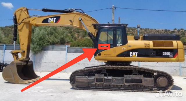 Стекло дверное нижнее на CAT 330 Dl