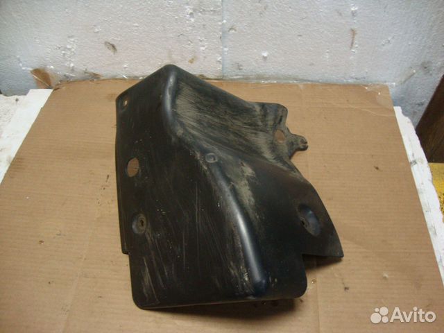 Пыльник двигателя правый Opel Astra H 2007 года Пыльник двигателя правый Opel Astra H 2007 года