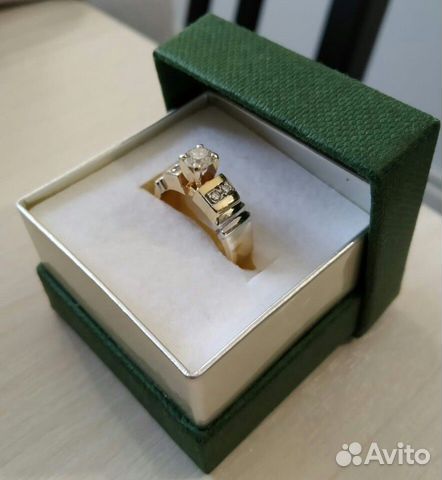 Обручальное золотое кольцо с бриллиантами