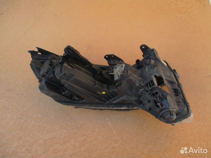 Фара левая Kia Carnival 4