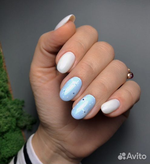 Мастер маникюра в кабинете