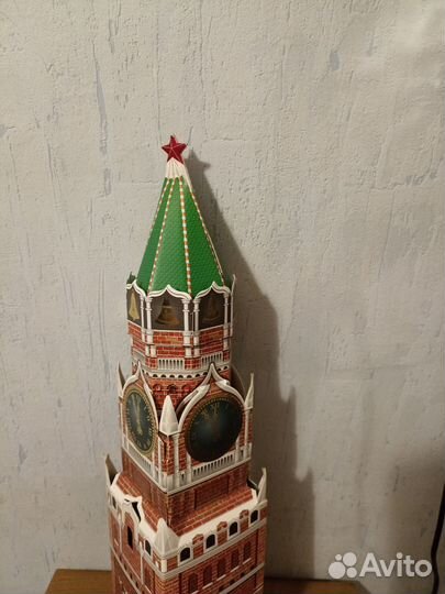 Коробка башня Кремля от новогоднего подарка