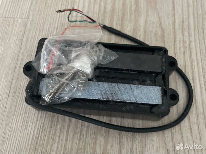 Колки, медиаторы, звукосниматель для гитары