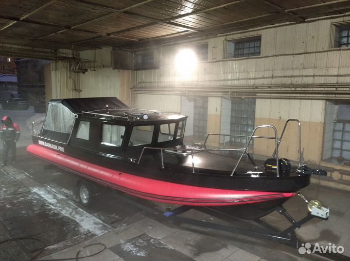 RIB с рубкой и спальником 8 м