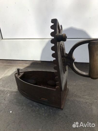Стариный утюг на углях