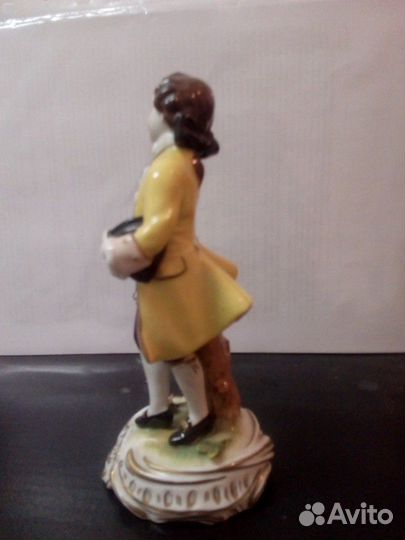 Статуэтка фарфоровая