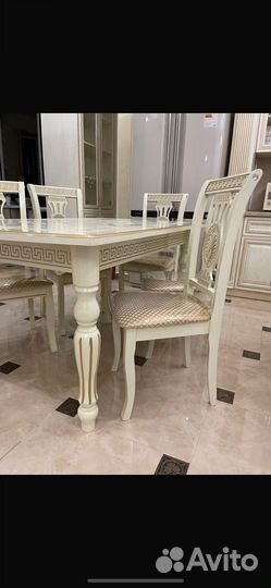 Стол и стулья