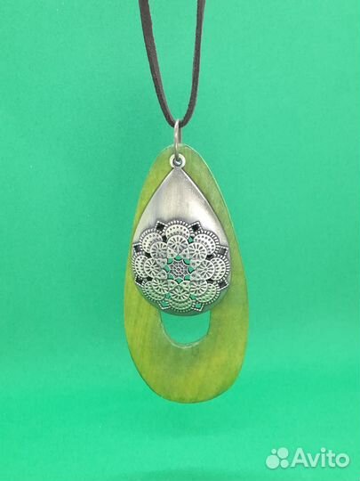 Подвеска на длинном шнурке