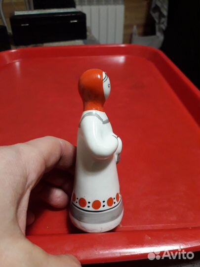 Статуэтка девушка с лукошком Гжель