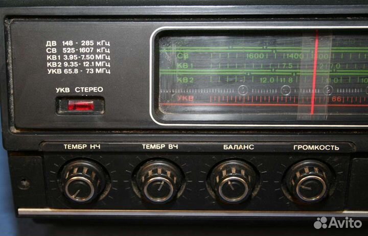 Проигрыватель пластинок винила. Рабочий