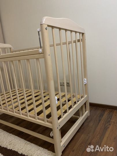 Детская кроватка с маятником