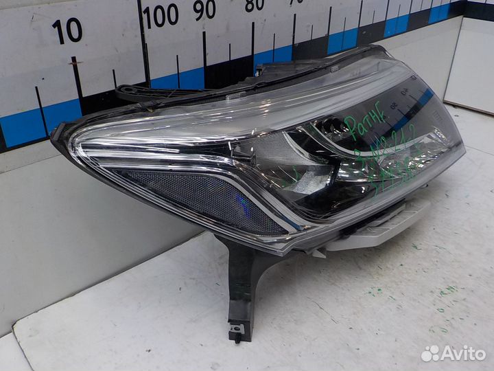 Фара правая Nissan Pathfinder 2014