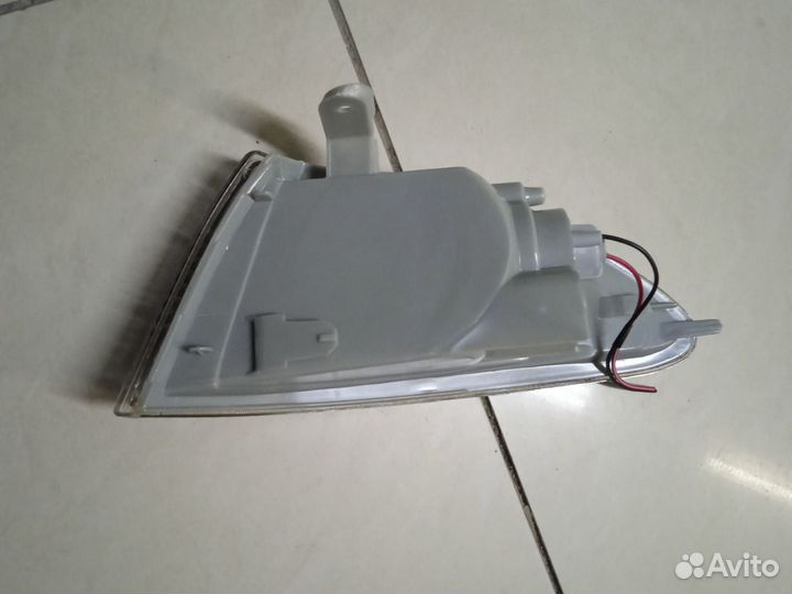 Поворотник правый toyota carina 98-01