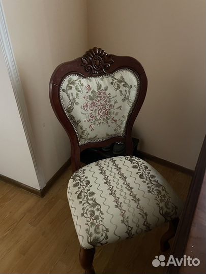 Стол и стулья