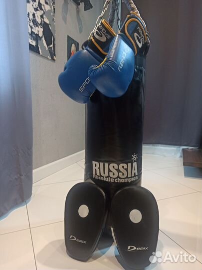 Боксерская груша и перчатки