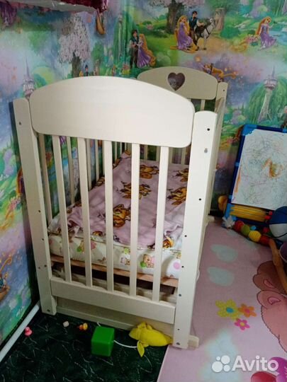 Детская кроватка с маятником