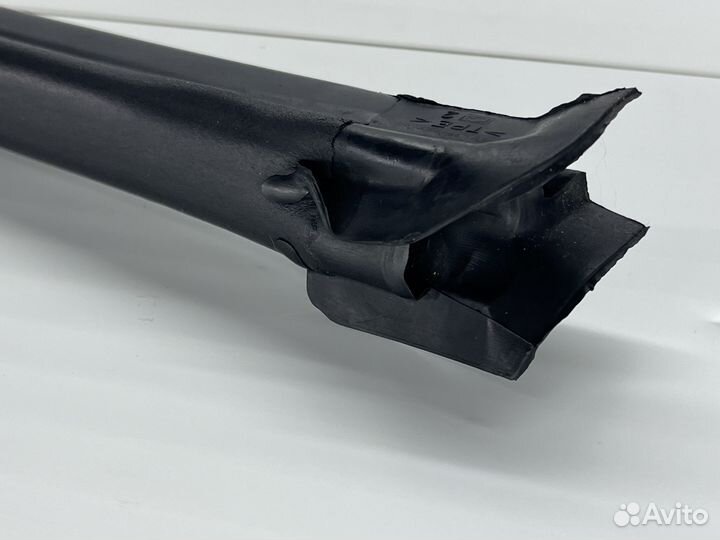 Уплотнитель капота левый BMW X3 E83 N52