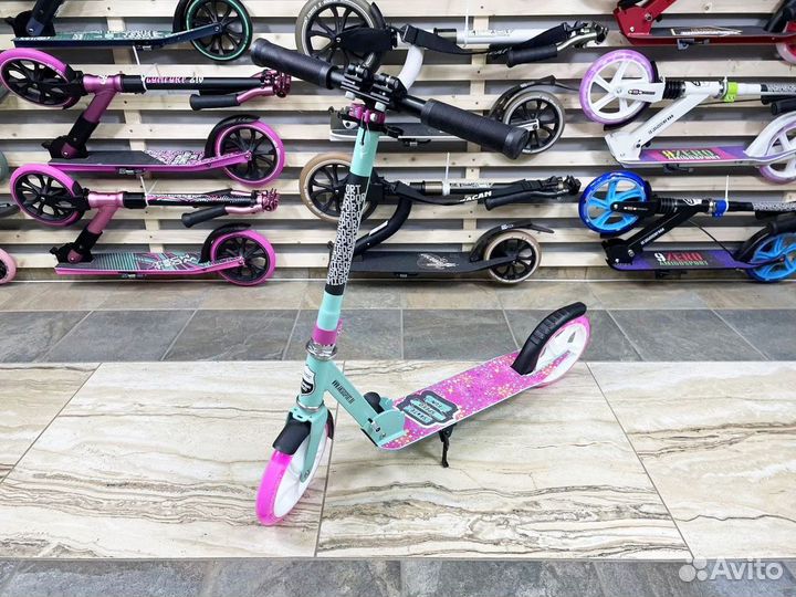 Самокаты разного цвета для детей