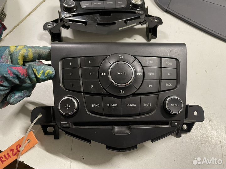 Панель управления магнитолой Chevrolet Cruze 2009