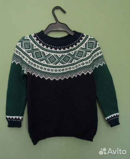 Вязаный шерстяной свитер для ребенка 