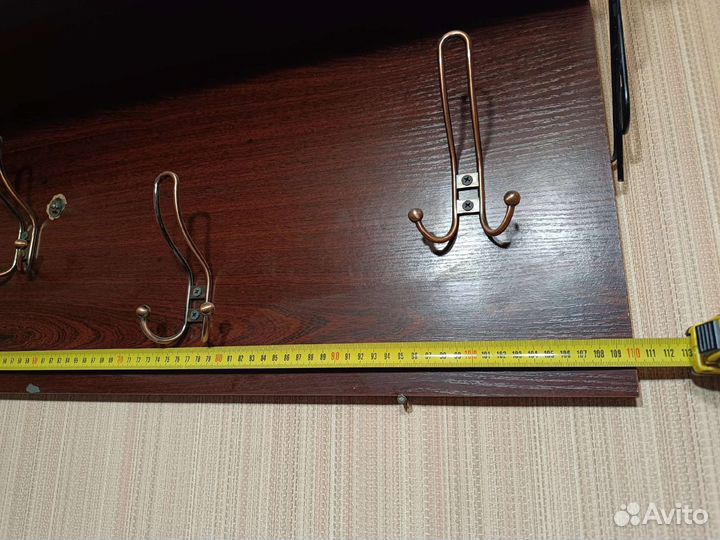 Вешалка настенная для одежды с полкой