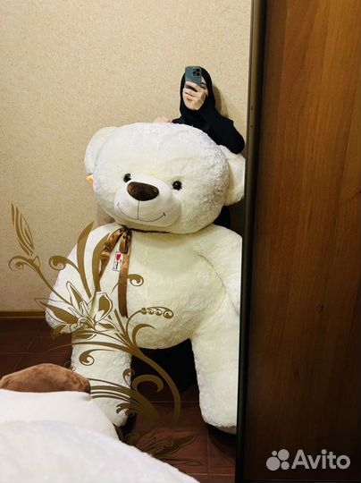 Огромный плюшевый медведь