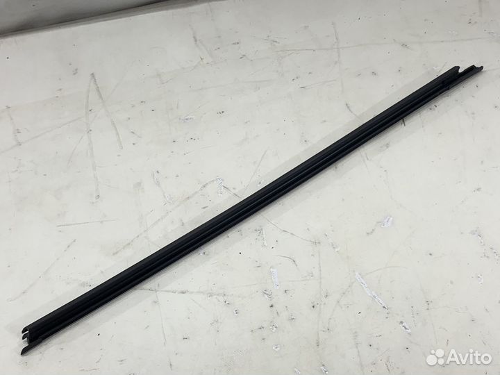 Уплотнитель стекла передний правый KIA K5 DL3