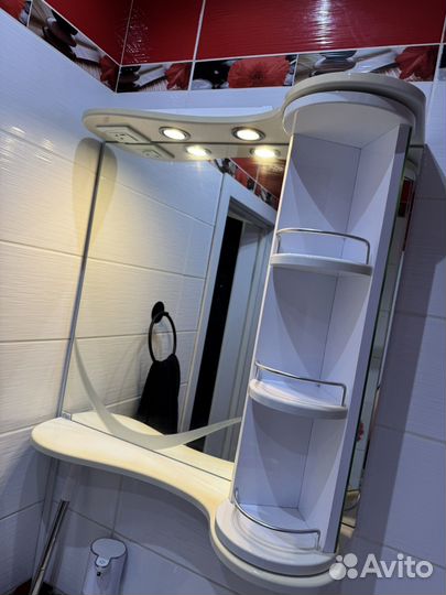 Зеркало с полочками