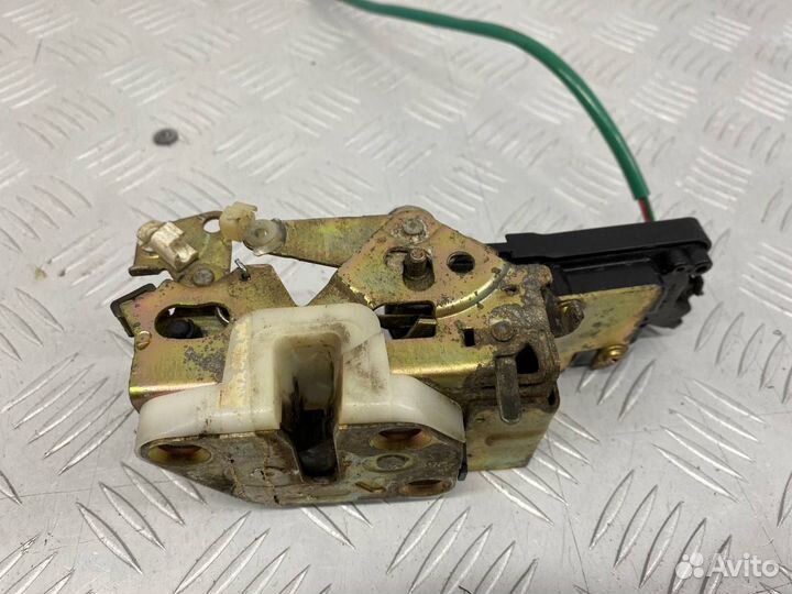 Б/У замок двери задний левый Mazda Demio 1 DW3W B3