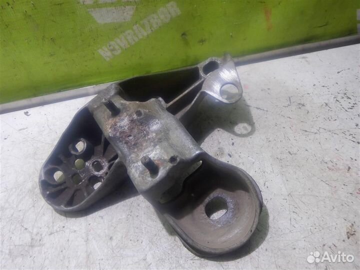 Кронштейн опоры двигателя Фольксваген Пассат Б5