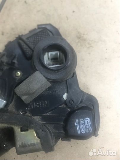 Замок двери передний правый Toyota Avensis AZT250