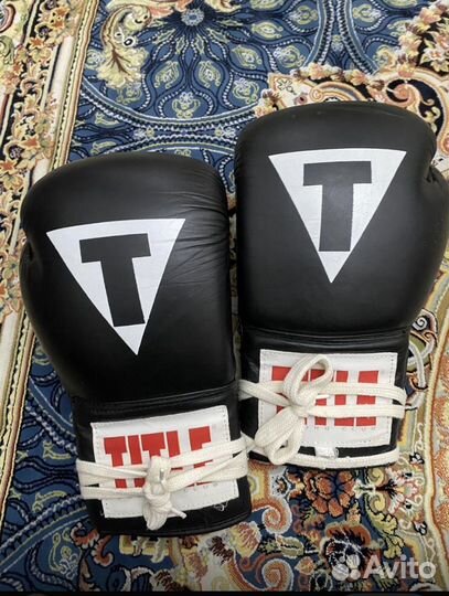 Боксерские перчатки 10 oz Title