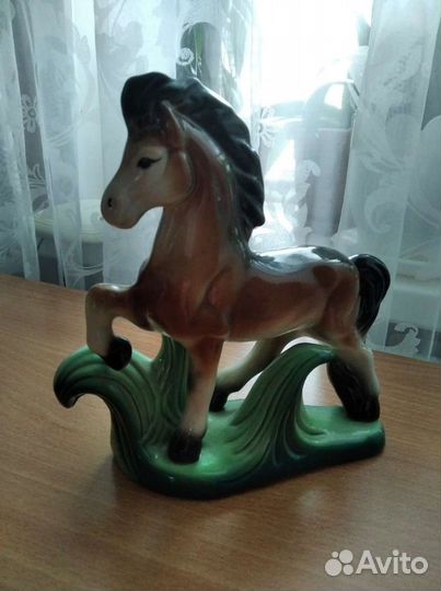 Статуэтки и вазы