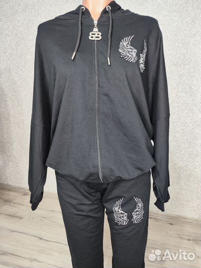 Костюм спортивный со стразами