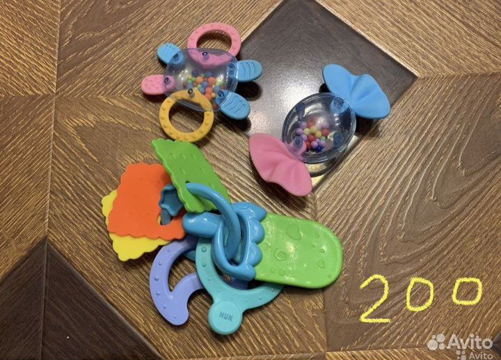 Игрушки в кроватку коляску