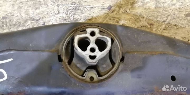 Кронштейн коробки (балка кпп) Volkswagen Touareg 2